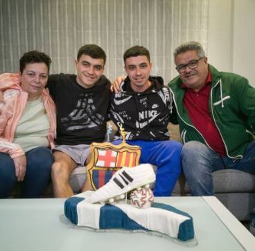 Pedri with his parents and brother 